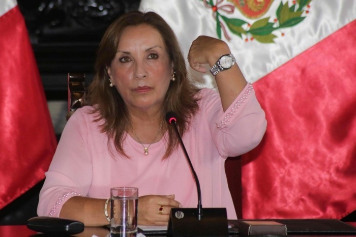 Die Präsidentin Perus, Dina Boluarte, zeigt ihren Schmuck bei einer Pressekonferenz in Lima. Foto: epa/Stringer