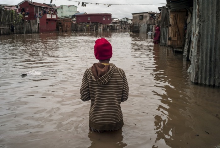 Bewohner laufen durch überflutete Straßen in Antananarivo, nachdem ein tropischer Wirbelsturm auf Madagaskar schwere Regenfälle brachte. Foto: epa/Henitsoa Rafalia