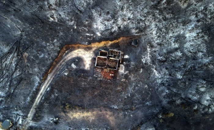 Ein Luftbild, aufgenommen mit einer Drohne, zeigt das Bunkergebiet nach einem Waldbrand im Dorf Avantas, Alexandroupolis, Thrakien. Foto: epa/Dimitris Alexoudis