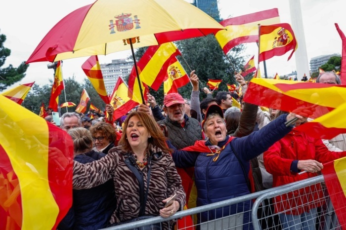 Demonstration gegen den Amnestievorschlag für die katalanischen Unabhängigkeitskandidaten 2017 in Spanien. Foto: epa/Daniel Gonzalez