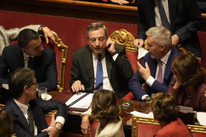 Mario Draghi (M), Premierminister von Italien, spricht mit den Ministern der Regierung am Ende einer Debatte im Senat. Draghi steht unmittelbar vor dem Aus. Foto: Gregorio Borgia