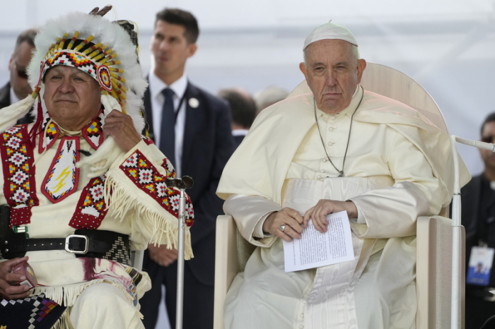 Papst Franziskus (r) trifft Mitglieder indigener Gemeinschaften, darunter First Nations, Metis und Inuit, in der katholischen Kirche Our Lady of Seven Sorrows. Foto: Gregorio Borgia