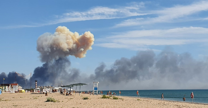 Am Strand von Saky steigt Rauch nach einer Explosion auf. Auf der von Russland annektierten ukrainischen Halbinsel Krim im Schwarzen Meer ist Munition auf einem russischen Luftwaffenstützpunkt explodiert. Foto: Uncredited