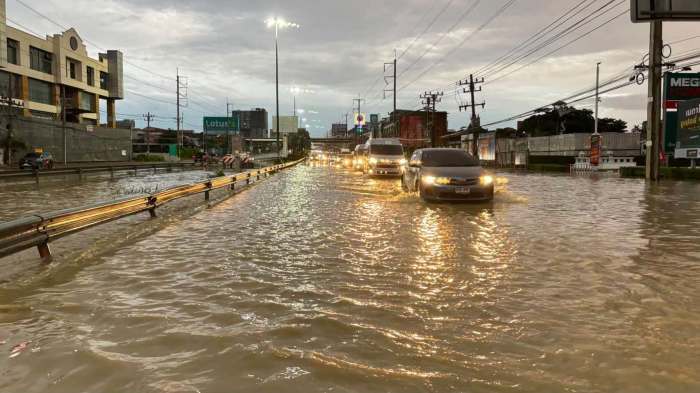 Starke Regenfälle setzen die Sukhumvit Road in Pattaya unter Wasser und führen im morgendlichen Berufsverkehr zu erheblichen Behinderungen. Bild: Direct Line to Mayor Beer Pattaya