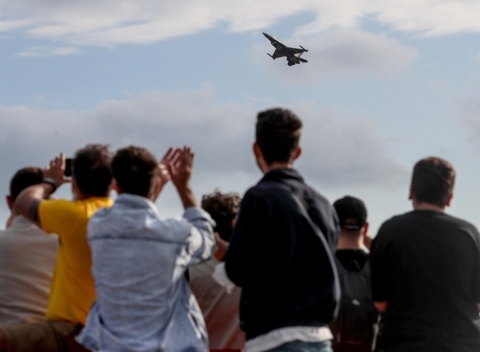 Ein Pilot der türkischen Kunstflugstaffel SOLOTÜRK zeigt mit einer F-16 eine Flugvorführung beim Technologie- und Luftfahrtfestival Teknofest in Istanbul. Foto: EPA/Sedat Suna