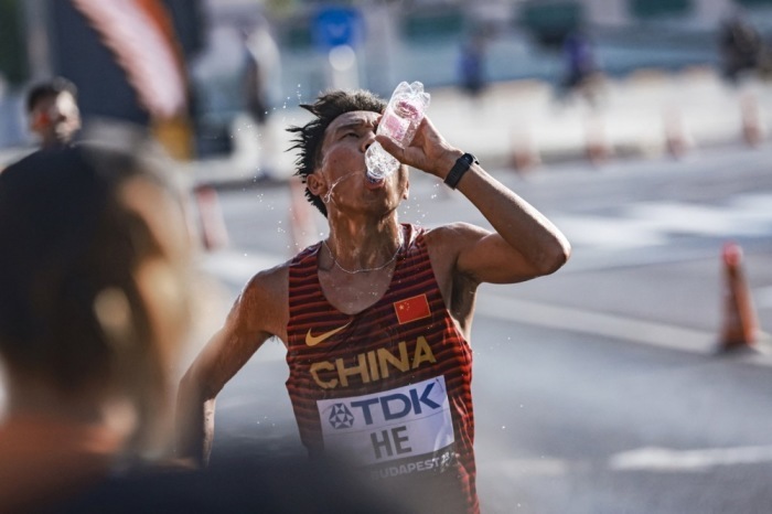 He Jie aus China nimmt am Marathonlauf der Männer bei den Leichtathletik-Weltmeisterschaften teil. Foto: epa/Istvan Derencsenyi