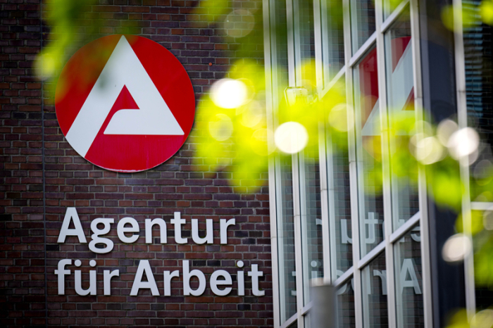 Der Schriftzug «Agentur für Arbeit» hängt an einem Gebäude. Foto: Sina Schuldt/dpa