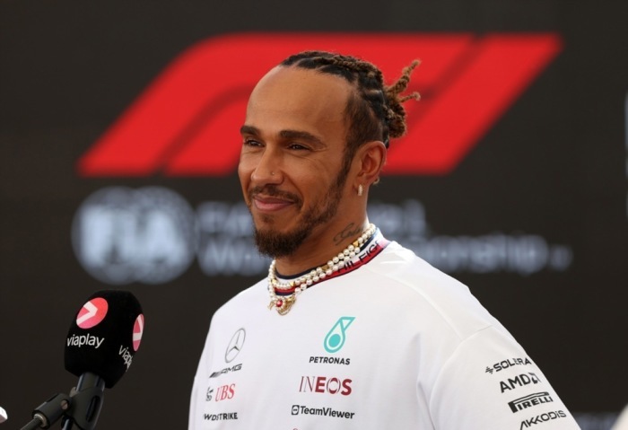 Lewis Hamilton, britischer Formel-1-Pilot von Mercedes-AMG Petronas, spricht vor dem Großen Preis von Abu Dhabi 2023 auf dem Yas Marina Circuit in Abu Dhabi mit den Medien. Foto: epa/Ali Haider