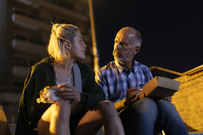 Les und ihr Vater Bert in einer Szene aus dem Film «Sommer auf Asphalt», der Anfang Juni in die Kinos kommt. Foto: Frizzi Kurkhaus/Wüste Medien/dpa