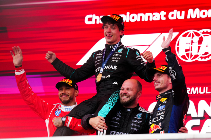 Rennsieger Andrea Kimi Antonelli steht beim Großen Preis von Kanada neben Lewis Hamilton und Max Verstappen auf dem Podium. Foto: Bradley Collyer/Pa Wire/dpa