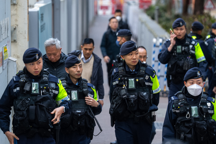 Polizeibeamte stehen vor dem West Kowloon Magistrates' Courts vor der Verurteilung des ehemaligen Hongkonger Verlegers Jimmy Lai. Foto: Chan Long Hei/Ap/dpa