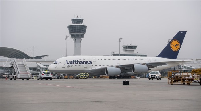A380 der Lufthansa auf dem Flughafen München. Foto: epa/Lukas Barth
