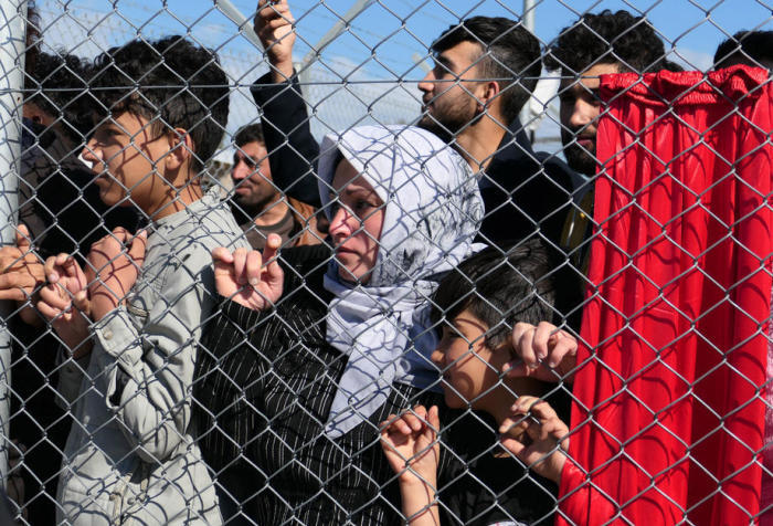 Eine Migrantengruppe schaut durch einen Zaun im Flüchtlingslager Pournara. Foto: epa/Katia Christodoulou