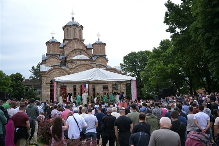 Gläubige versammeln sich im Kloster Gracanica während der Vidovdan-Feierlichkeiten (Tag des Heiligen Veit) in Gracanica. Foto: epa/Arben Llapashtica