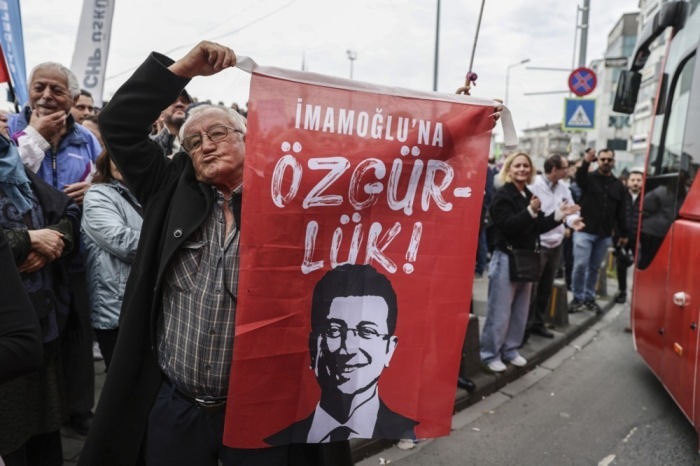 Menschen halten Bilder des inhaftierten Istanbuler Bürgermeisters Ekrem İmamoğlu bei einer CHP-Kundgebung in Istanbul. Foto: EPA/Erdem Sahin
