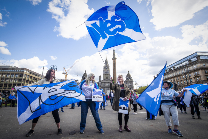 Demonstranten schwenken Fahnen während einer Kundgebung für die schottische Unabhängigkeit auf dem George Square. Foto: Jane Barlow/Pa Wire/dpa