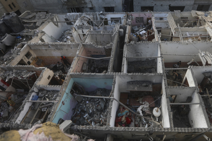 Palästinensische Gebiete, Rafah: Palästinenser betrachten die Zerstörung nach einem israelischen Angriff auf ein Wohnhaus in Rafah im Gazastreifen. Foto: Ismael Abu Dayyah/Ap/dpa