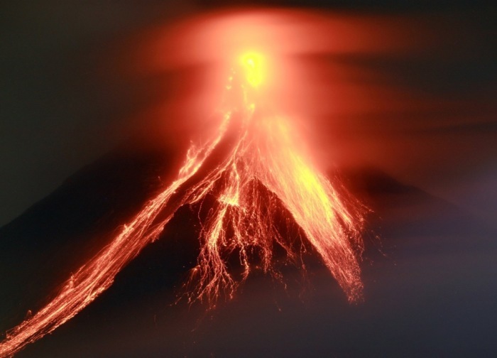 Der Mayon Volcano speit Asche und Lava. Der Vulkan zählt zu den aktivsten der Philippinen. Foto: EPA/Francis R. Malasig