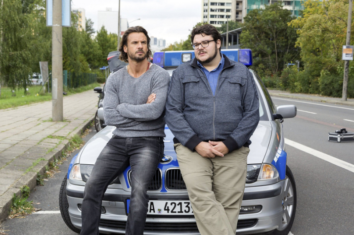 Claudius Zorn (Stephan Luca, l) und Schröder (Axel Ranisch) am Unfallort in einer Szene des Krimi «Zorn – Wie sie töten». Foto: Steffen Junghans/Mdr/filmkombinat Nordost/ard/dpa