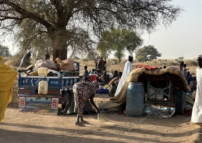 Menschen fliehen aus dem Zamzam-Lager in Nord-Darfur, nachdem die RSF das Gebiet im anhaltenden Konflikt übernommen hat. Foto: epa/Marwan Mohamed