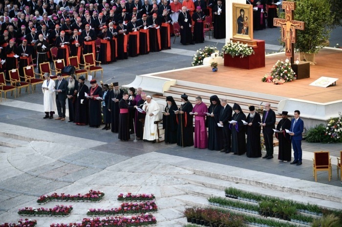Papst Franziskus (C) nimmt zusammen mit Geistlichen an einer ökumenischen Gebetswache unter dem Motto 