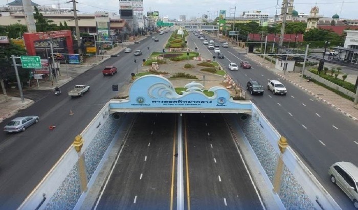 Die Reinigungsarbeiten finden in der Unterführung der Sukhumvit Road im Bereich der Pattaya Klang Road statt. Bild: PR Pattaya