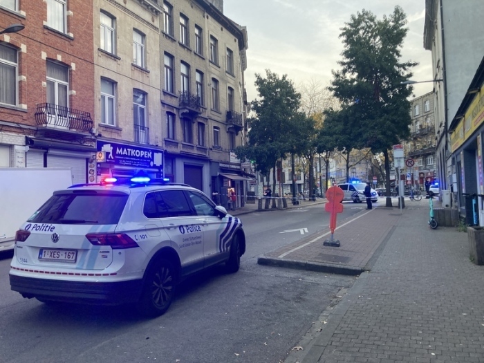 Die Polizei sperrt eine Straße. Nach den tödlichen Schüssen auf zwei Schweden in Brüssel hat die belgische Polizei einen bewaffneten Verdächtigen niedergeschossen. Foto: Lou Lampaert/Belga/dpa
