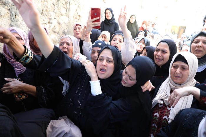 Palästinensische Verwandte von Yousef Salah trauern während seiner Beerdigung in der Westjordanland-Stadt Dschenin. Foto: epa/Alaa Badarneh