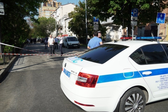 Die russische Polizei sperrt eine Straße nach einem Drohnenangriff in der Innenstadt von Rostow am Don. Foto: epa/Stringer
