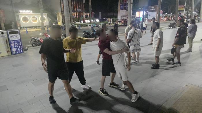 Mehrere Männer versuchen am Central Pattaya Beach, die Beteiligten des eskalierten Familienstreits voneinander zu trennen. Bild: TMN.TV