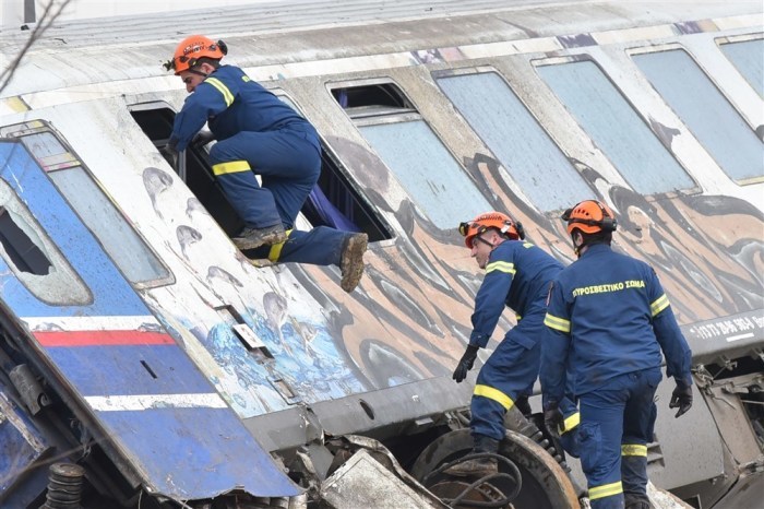 Feuerwehrleute und Rettungskräfte versuchen, die Fahrgäste nach einem Zusammenstoß in der Nähe der Stadt Larissa aus den Zügen zu befreien. Foto: epa/Apostolis Domalis