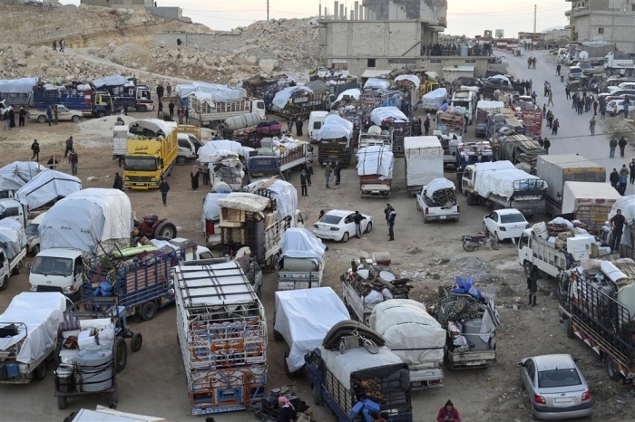 Syrische Flüchtlinge versammeln sich, um sich auf die Ausreise aus dem Gebiet von Arsal vorzubereiten, bevor sie in ihre Heimat in Syrien reisen. Foto: epa/Wael Hamzeh