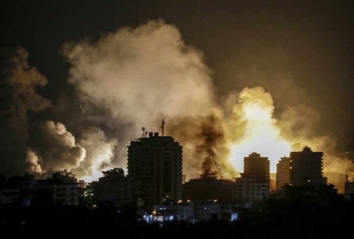 Aufsteigender Rauch nach einem israelischen Luftangriff auf Gaza-Stadt. Foto: epa/Mohammed Saber