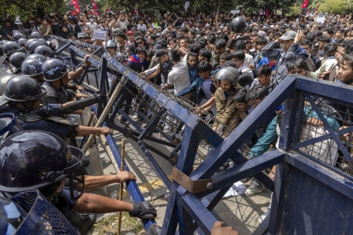 Demonstranten in Kathmandu stoßen mit der Polizei zusammen, sie protestieren gegen Korruption und das Verbot sozialer Medien. Foto: epa/Narendra Shrestha