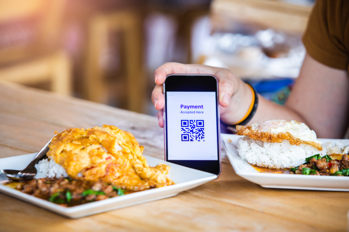 Restaurants und Händler warnen vor Risiken von Kontosperrungen durch Zahlungen via Überweisung oder QR-Code. Foto: Koonsiri/Adobe Stock