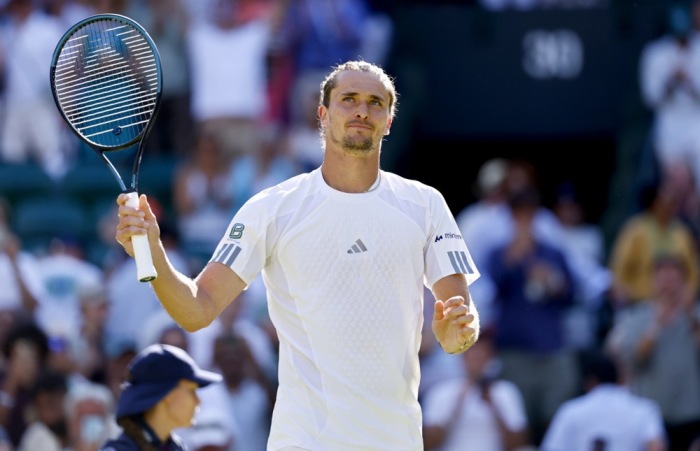 Alexander Zverev bejubelt seinen Zweitrundensieg bei den Wimbledon Championships in London. Foto: epa/Tolga Akmen