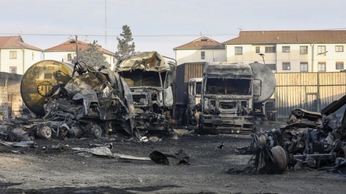 Angebrannte Lastwagen an der Stelle, an der ein Feuer in einem Industrieunternehmen ausbrach, bevor es auf Wohngebiete in Embakasi übergriff. Foto: epa/Daniel Irungu