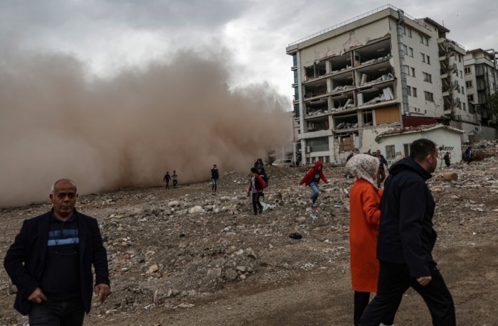 Türkei reißt beschädigtes Gebäude drei Monate nach tödlichem Erdbeben ab. Foto: epa/Erdem Sahin