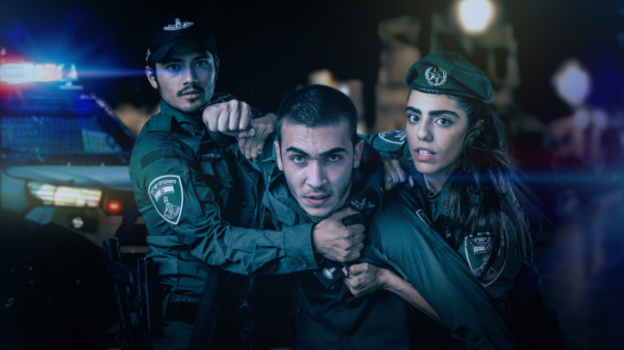 Kobi (Ido Elieli, l-r), Avi (Ben Sultan) und Miri (Noa Astanjelove) müssen als Neulinge beim Grenzschutz zahlreiche Herausforderungen bewältigen - Szene der ersten Folge 