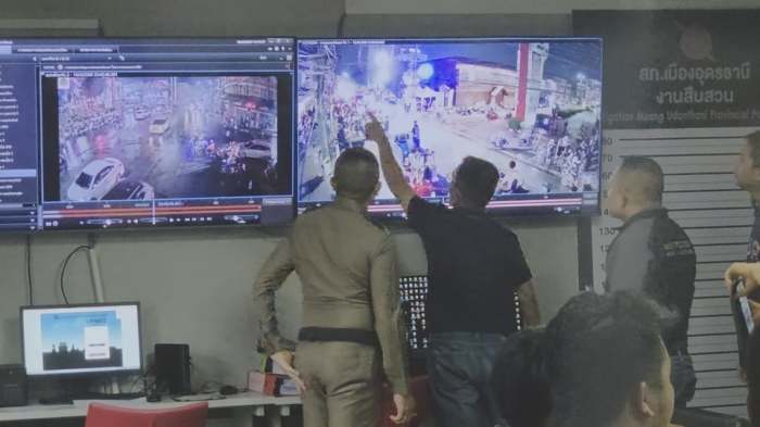Polizisten werten Überwachungsvideos aus, um die Tat nach einer gewalttätigen Auseinandersetzung während der Songkran-Feierlichkeiten in Udon Thani aufzuklären. Foto: Dailynews