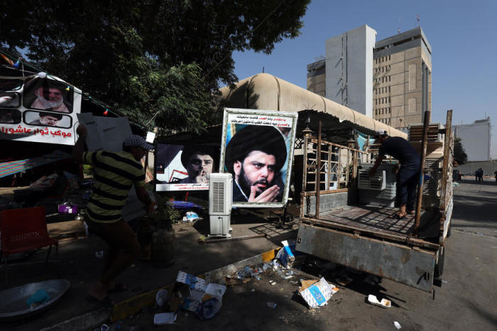 Anhänger des schiitischen Geistlichen und Führers der Sadisten-Bewegung Muqtada al-Sadr lösen ein Protestlager auf, während sie sich aus der Grünen Zone in Bagdad zurückziehen. Foto: epa/Ahmed Jalil