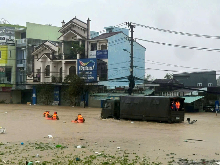 Heftiger Regen überflutet Quy Nhon teils meterhoch, während Behörden vor weiteren Überschwemmungen und Erdrutschen warnen. Foto: dpa/Tran Van Thong