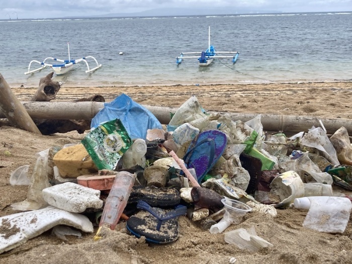 Müll liegt nach dem Monsunregen am Strand von Sanur. Foto: Carola Frentzen/dpa
