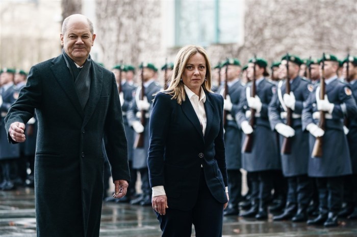 Bundeskanzler Olaf Scholz (L) und die italienische Ministerpräsidentin Giorgia Meloni gehen nebeneinander bei einem Empfang mit militärischen Ehren im Kanzleramt in Berlin. Foto: epa/Clemens Bilan