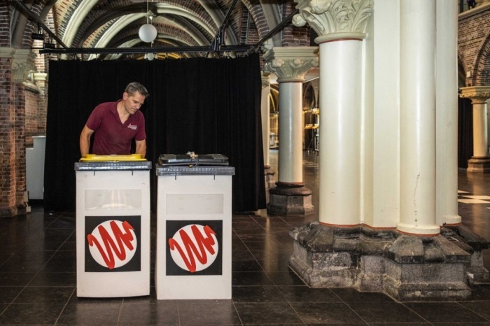 Errichtung eines Wahllokals für die Europawahlen in Amsterdam. Foto: epa/Dingena Mol