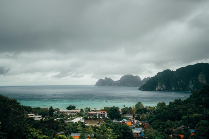 Dunkle Regenwolken ziehen mit dem Südwestmonsun über Thailand hinweg. Bild: Vaskar Sam/Unsplash