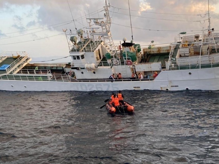 Japanisches Schiff mit fünf Besatzungsmitgliedern in Mindoro gerettet. Foto: epa/Handout