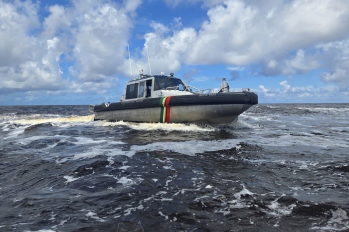 Ein Schiff fährt vor Charity in Guyana, während die Suche nach Vermissten nach dem Untergang der Fähre MV Barima mit zahlreichen Todesopfern andauert. Foto: EPA/Nazima Raghubir