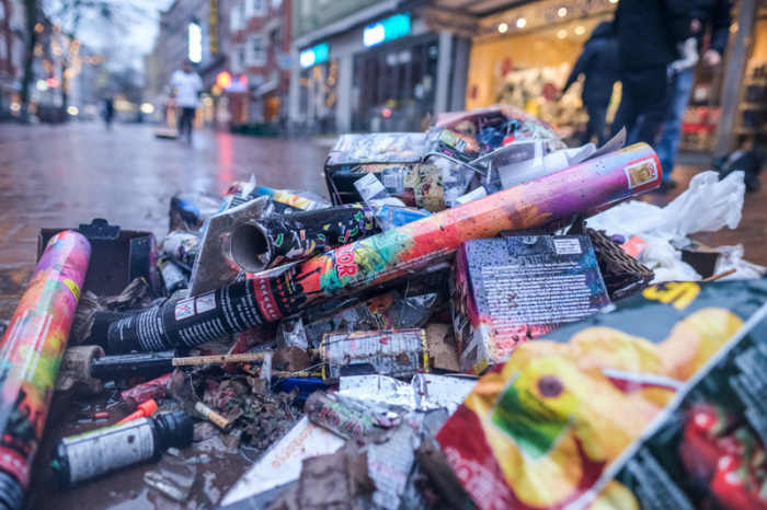 Abgebrannte Feuerwerkskörper und andere Überreste der Sylvesternacht liegen auf dem Lister Platz. Foto: Clemens Heidrich/dpa