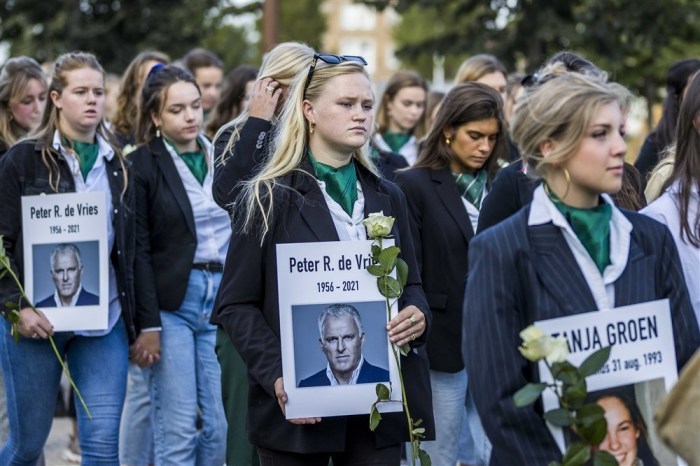 Studenten nehmen an einem Schweigemarsch zum Gedenken an die Studentin Tanja Groen in Maastricht teil. Foto: epa/Marcel Van Hoorn